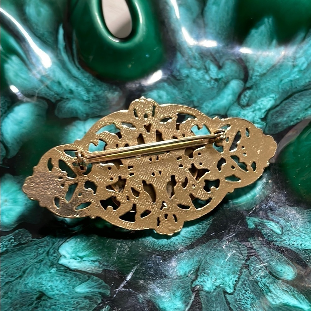Gold and Cream Pearlescent Oval Brooch with Filigree Design - Picture 2 of 13